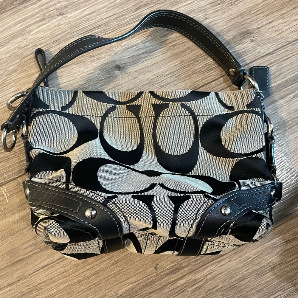 Vintage Coach mini bag. Black monogram. Leather handle.